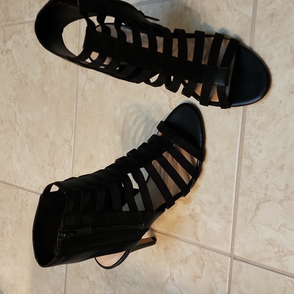 Black leather saks 5th Ave 🔥 heels